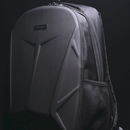 Gladiator Serisi 15.6" Sert Kabuklu Sırt Çantası – Darbe Emici Zırh ve Tam Su Koruması